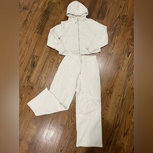 Lululemon Scuba Mid-Rise Wide-Leg Pant
Tall and Scuba Full Zip Hoodie